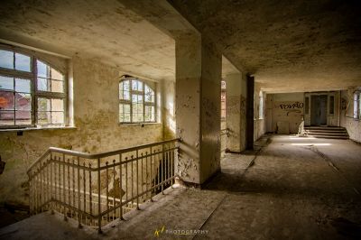 Ein Zimmer mit einer Treppe und einem Fenster
